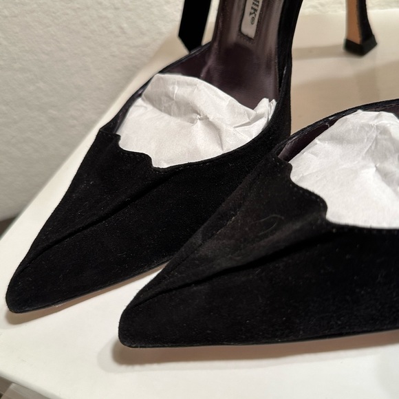 MANOLO BLAHNIK Condition like new. Suede high back heel w/ velvet bow detail. - Picture 2 of 6
